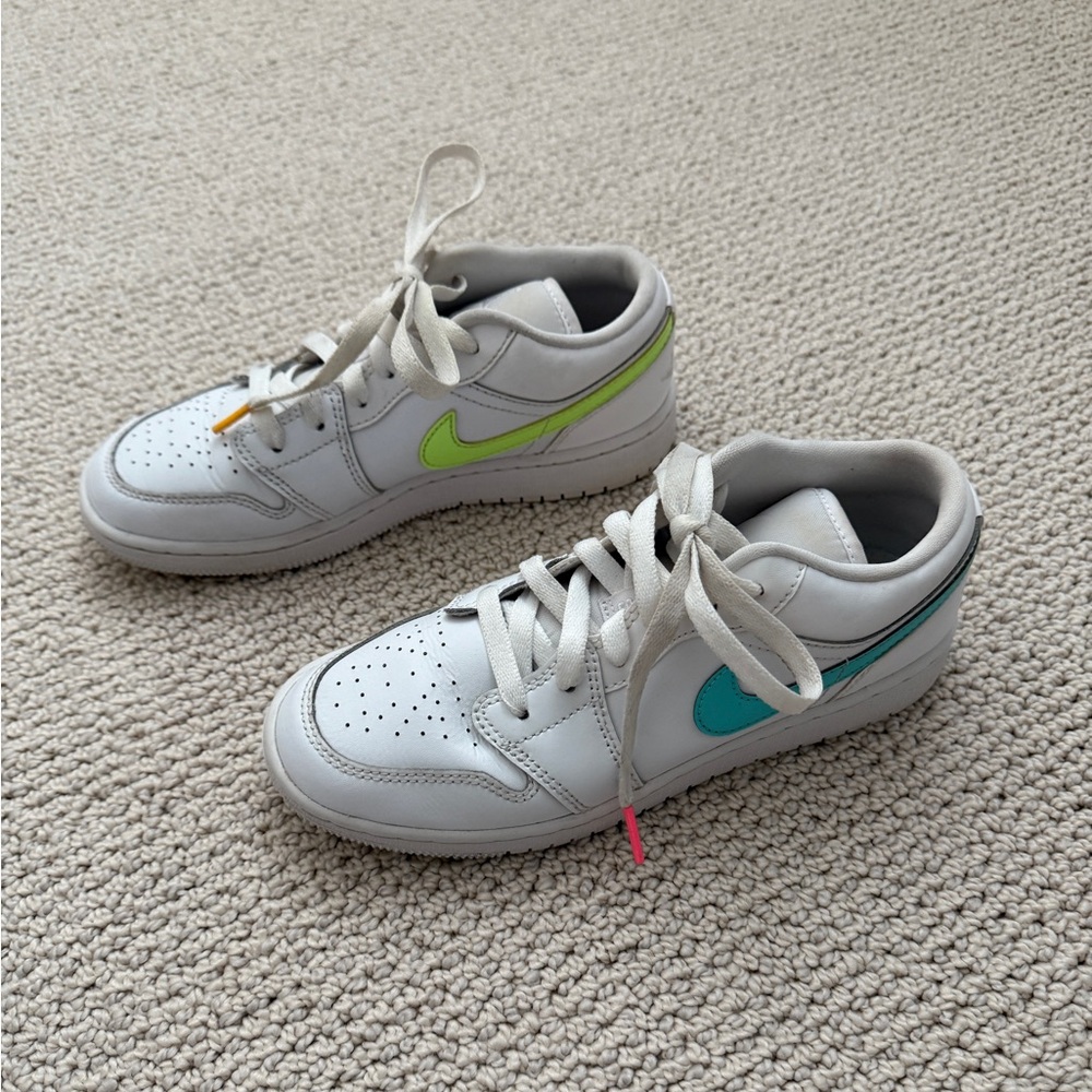 Nike Air Jordan Retro 1 Low GS White Neon Light Aqua Size 4Y CW7035-100